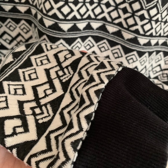 🦋 F21 - Bold Knit Sweater 🦋 - Picture 5 of 5